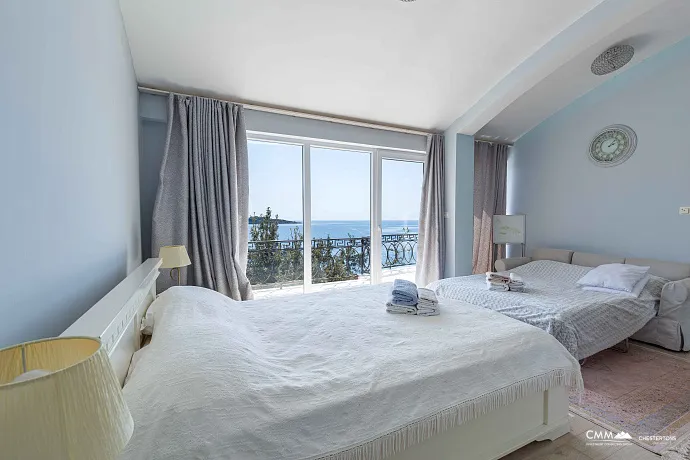 Uteha'da havuzlu lüks villa