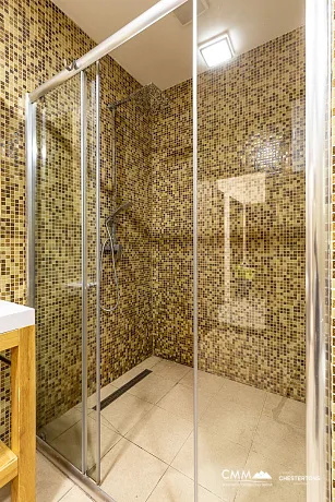 Yüzme havuzlu kompleks içinde modern villa