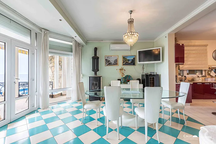 Uteha'da havuzlu lüks villa