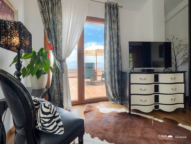 Panoramik deniz manzaralı ve havuzlu lüks villa