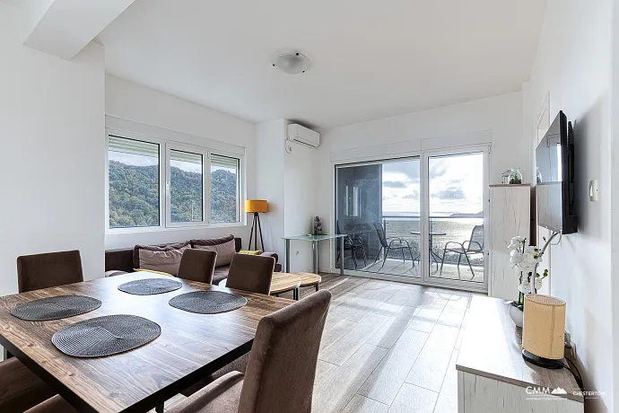 Reževići’de denize sıfır konumda bulunan 450 m²’lik özel bir arsa