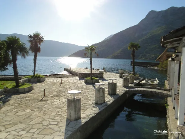 Kotor'da deniz manzaralı villa