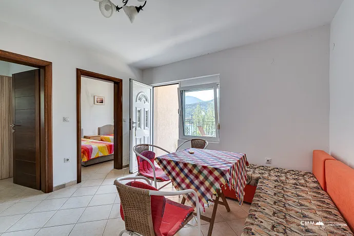 Lepetani'de deniz manzaralı rahat villa