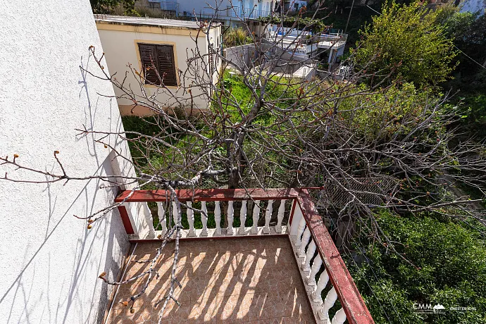 Bar'da teras ve deniz manzaralı rahat ev