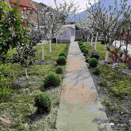 Güzel bir avluya sahip geniş iki katlı ev