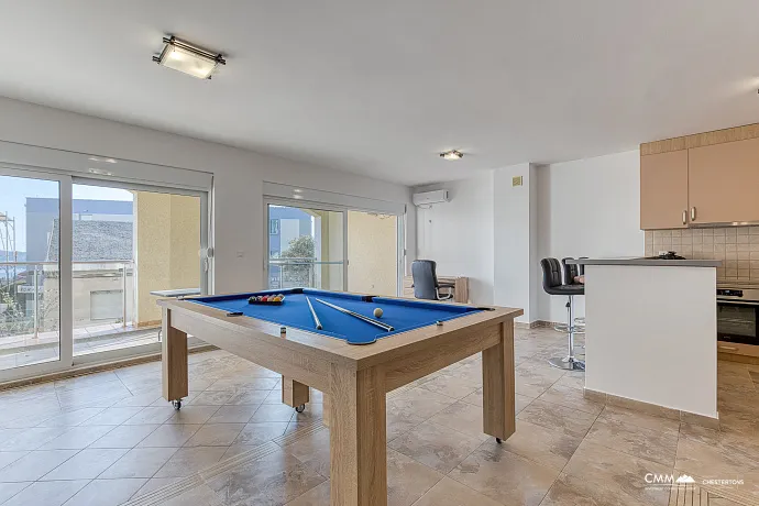 BUDVA’DA GARAJLI VE TESLA ŞARJ CİHAZLI GENİŞ, TAM DONANIMLI DAİRE