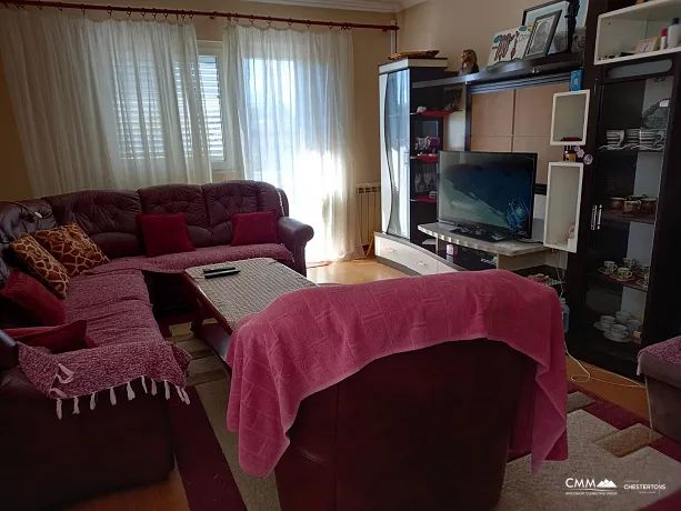 Tivat'taki Üç Yönlendirici Geniş Ev