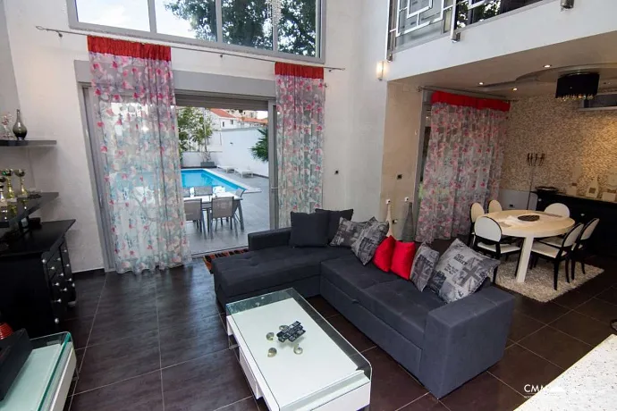Budva'da havuzlu lüks villa