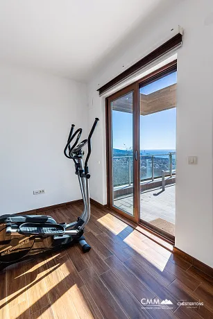 Yüzme havuzlu kompleks içinde modern villa