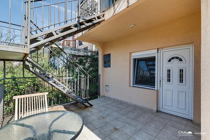 Lepetani'de deniz manzaralı rahat villa