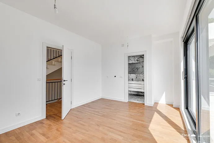 Panoramik Deniz Manzaralı ve Yeni İnşa Edilmiş Lüks Villa – Budva