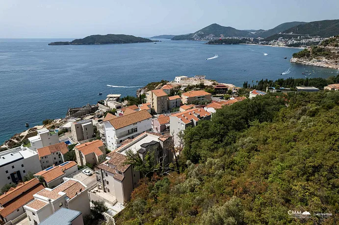 Budva ile Sveti Stefan arasında, cazip bir konumda bulunan güzel bir arsa, proje belgeleriyle birlikte.