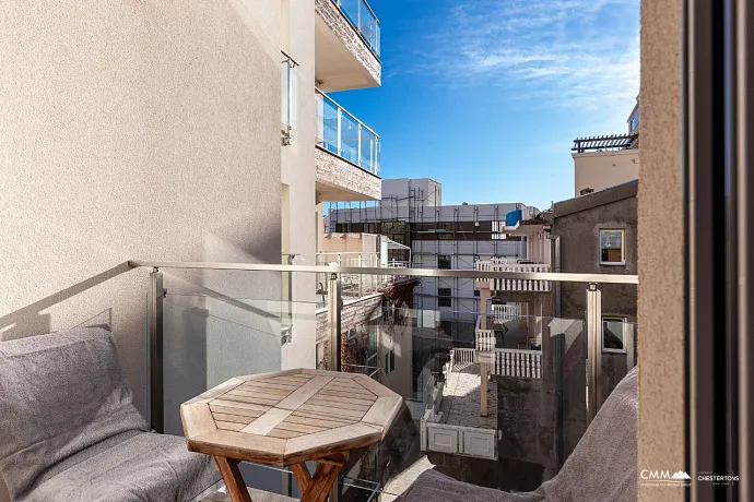 Bečići’de, 4. katta bulunan 53 m²’lik modern ve konforlu bir daire