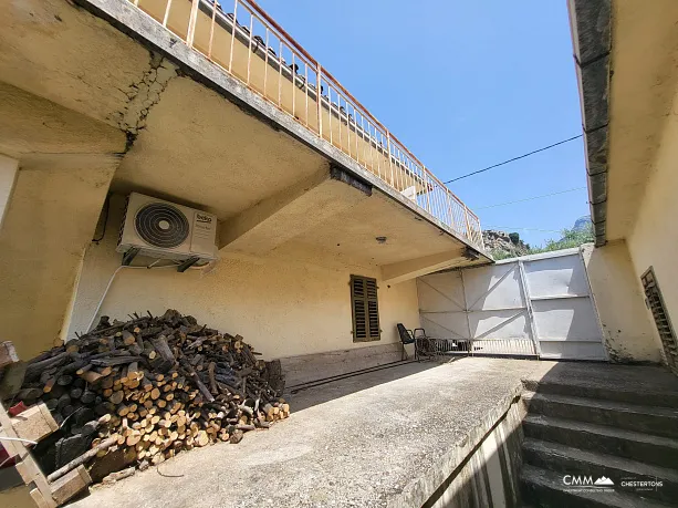 Old Bar'da dağ manzaralı geniş arsaya sahip ev