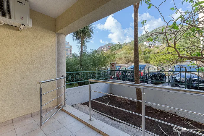 BUDVA’DA GARAJLI VE TESLA ŞARJ CİHAZLI GENİŞ, TAM DONANIMLI DAİRE