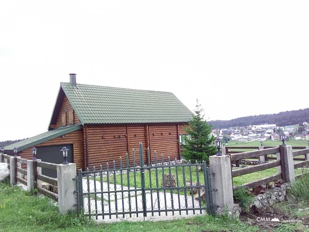 Karadağ'ın kuzeyinde Zabljak şehrinde ev