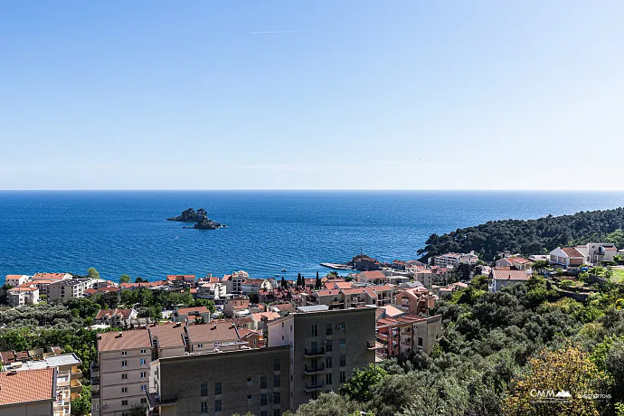 Petrovac'ta Deniz Manzaralı Üç Odalı Daire