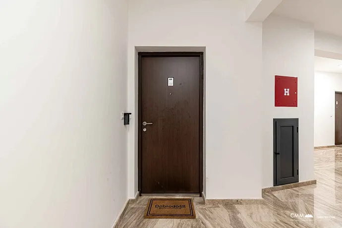 Yeni bir binada deniz manzaralı ve garaj alanına sahip, mobilyalı tek yatak odalı daire