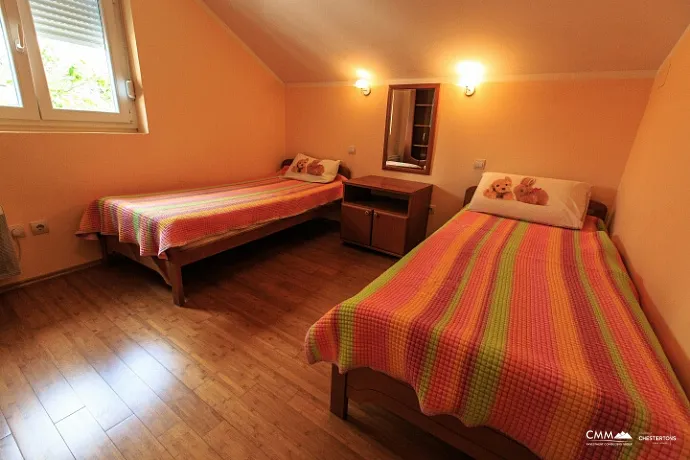 Denize kendi erişimi olan üç katlı villa