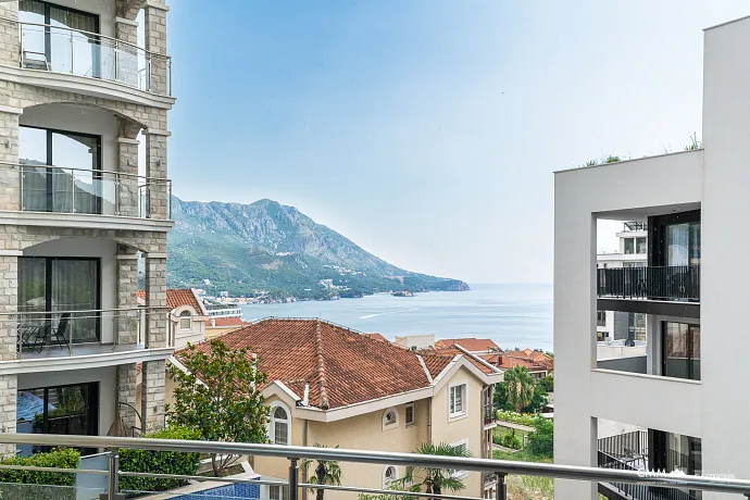 Bečići'de Panoramik Deniz Manzaralı 59 m² Modern Daire