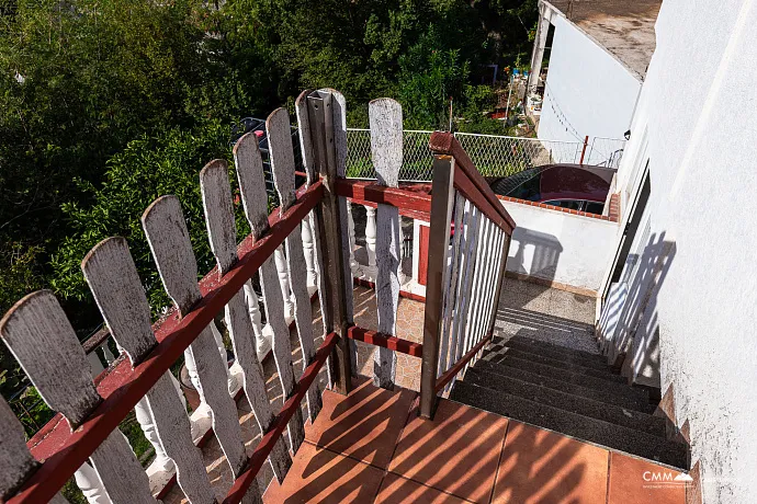 Bar'da teras ve deniz manzaralı rahat ev