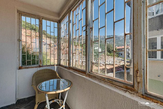 Budva'da iki yatak odalı daire