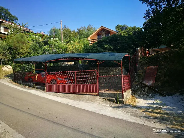 Jurmani'de garajlı ve geniş teraslı ev