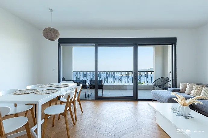 Havuzlu sitede üç odalı daire, Blizikuće