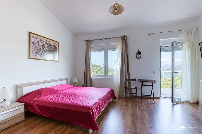 Herceg Novi (KO Radovanći) Bölgesinde Kotor Körfezi Manzaralı Şık Ev