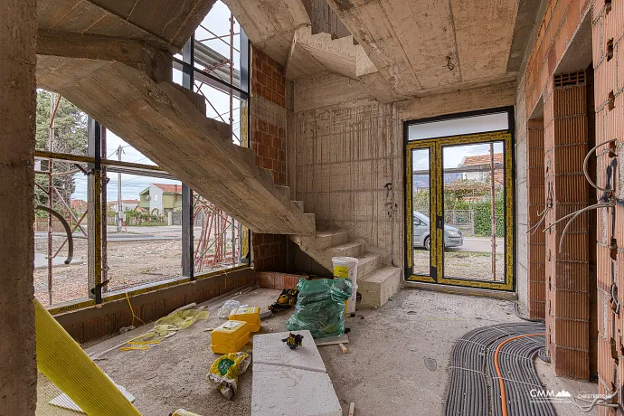 Bar’da Teraslı ve 3 Yatak Odalı Modern Ev