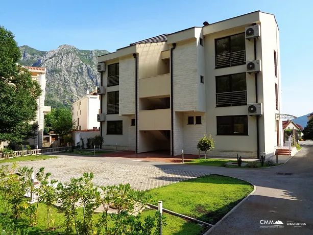 Kotor'da deniz manzaralı villa