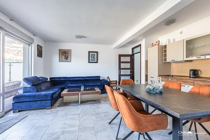 Bečići’de Deniz Manzaralı 71 m² Daire