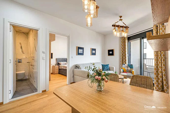Bečići'de Modern ve Tamamen Eşyalı Satılık Daire
