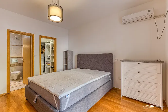 BUDVA’DA GARAJLI VE TESLA ŞARJ CİHAZLI GENİŞ, TAM DONANIMLI DAİRE