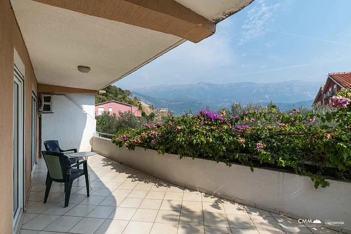 Budva Merkezine Yakın, Teraslı Geniş 2+1 Daire