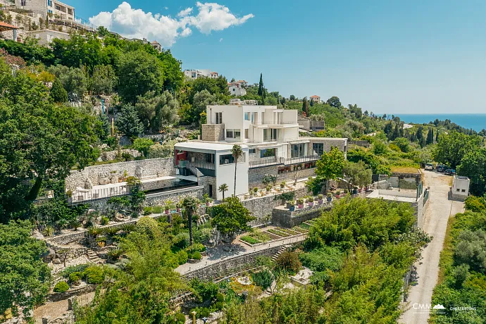 Sveti Stefan Yakınında Deniz Manzaralı Şirin Taş Ev