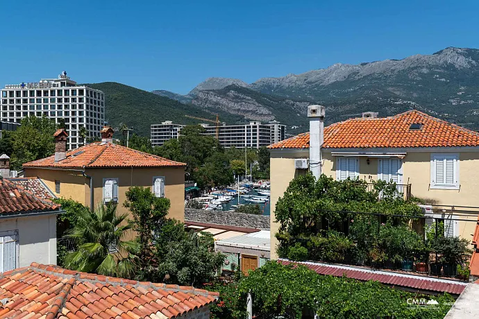 Budva'nın eski kentinin kalbinde büyüleyici dubleks daire