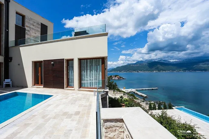 Radovici'nin ilk satırında yer alan modern villa