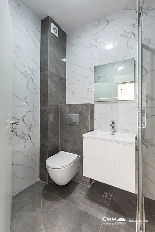 Denize yakın, güneşli 42 m²'lik 1+1 daire Budva'da.