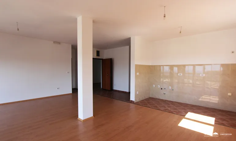 Sutomore'da bir apartmanda daireler