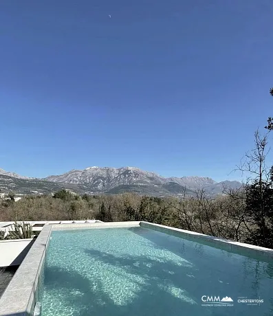 Tivat'ta Butik Dairelere Sahip Büyüleyici Villa