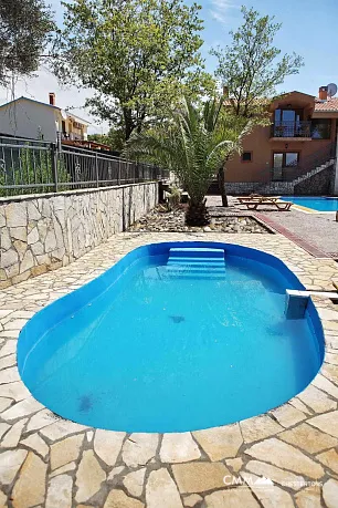 Krimovice'de yüzme havuzları ve geniş bir arsa ile iki Villa