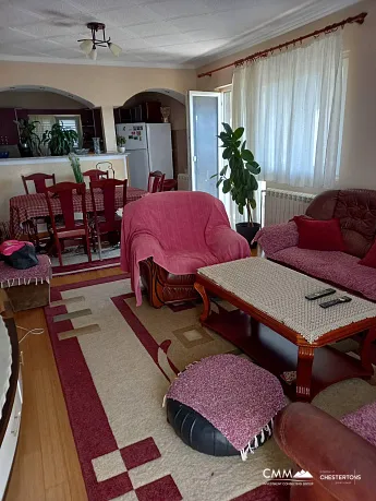 Tivat'taki Üç Yönlendirici Geniş Ev