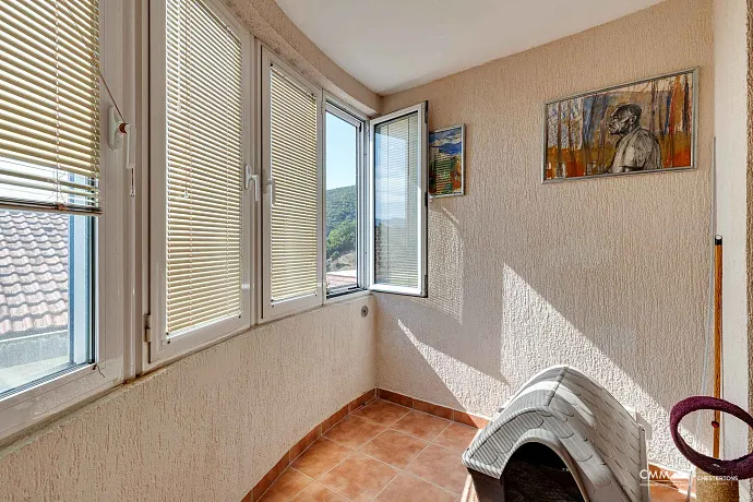 Budva'da iki yatak odalı daire