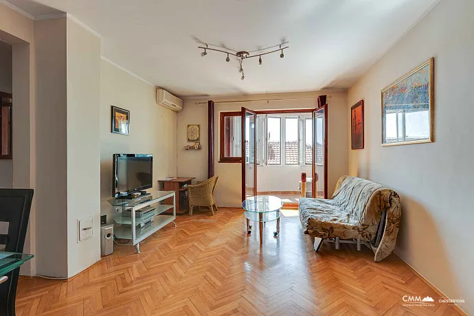 Budva'da iki yatak odalı daire