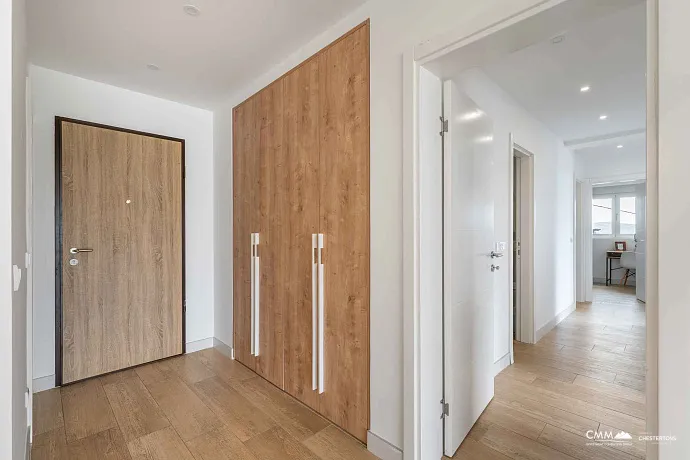Satılık: Deniz Manzaralı, 40 m² Teraslı, Üç Yatak Odalı Geniş Daire