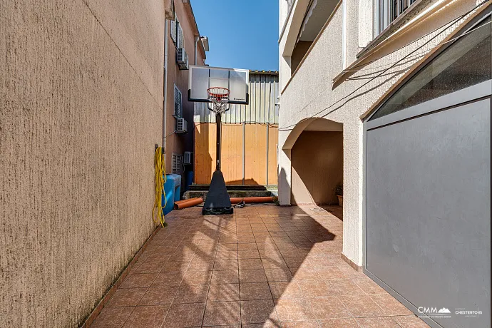 Budva'nın denize bakan sakin bir bölgesinde ev.