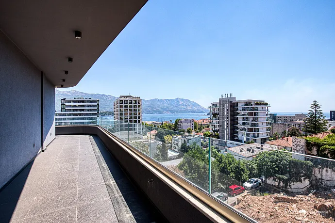 Budva'da harika manzaralı üç odalı daire