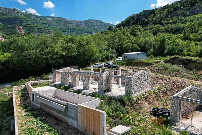 İkinci etap, kompleksin genel mimari kimliğini koruyan daha modern tasarıma sahip 12 daireli bir konut binasını kapsamaktadır.  Özellikler (1. etap ile aynı):