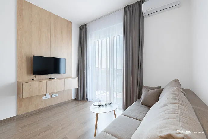 Denize yakın, güneşli 42 m²'lik 1+1 daire Budva'da.